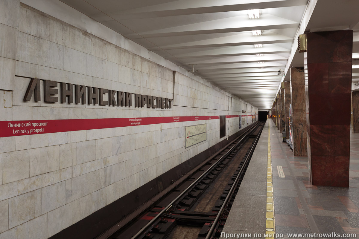 Фотография станции Ленинский проспект (Кировско-Выборгская линия, Санкт-Петербург). Боковой зал станции и посадочная платформа, общий вид.