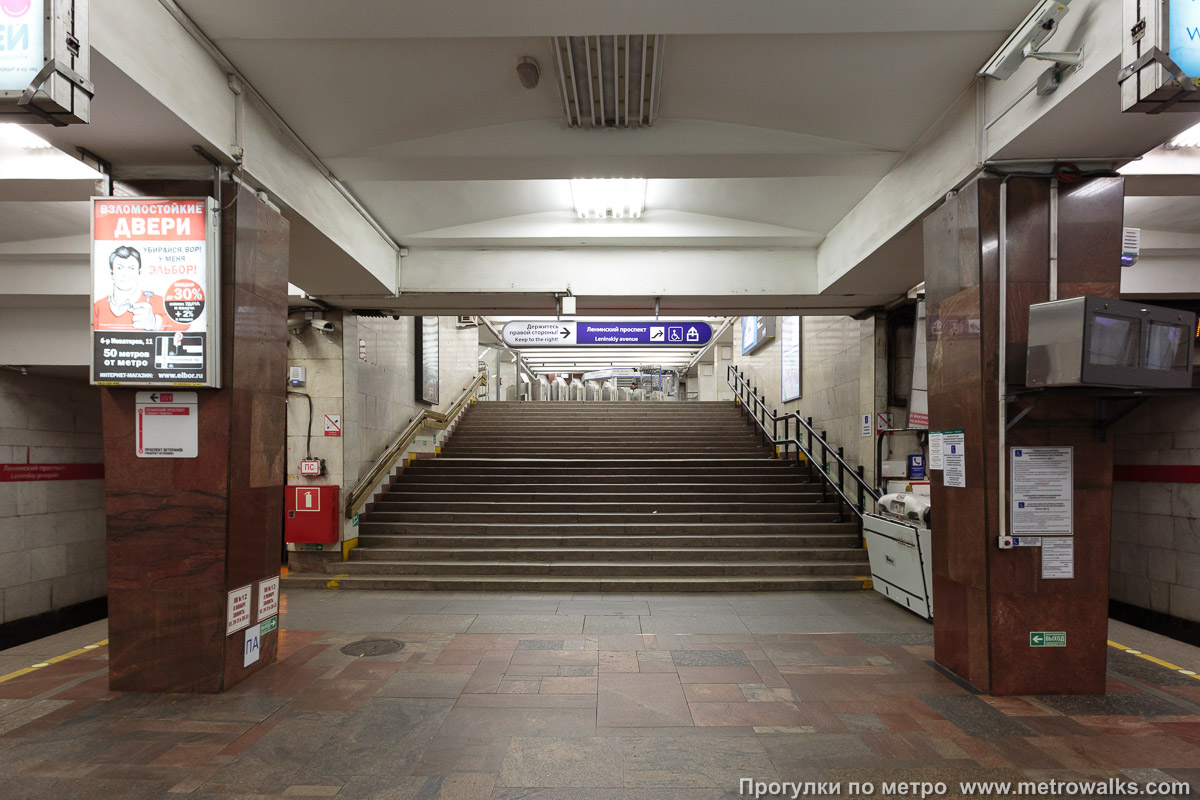 Фотография станции Ленинский проспект (Кировско-Выборгская линия, Санкт-Петербург). Выход в город осуществляется по лестнице. Северный выход считается основным.