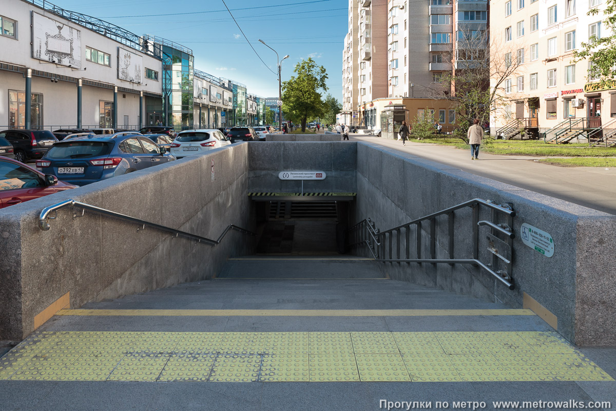 Фотография станции Ленинский проспект (Кировско-Выборгская линия, Санкт-Петербург). Лестница подземного перехода. Один из спусков с бульвара Новаторов.