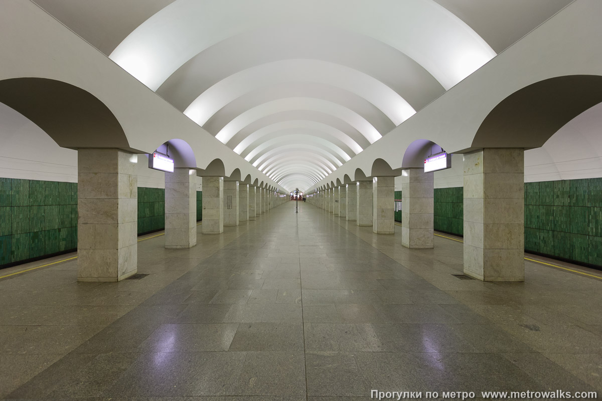 Фотография станции Лесная (Кировско-Выборгская линия, Санкт-Петербург). Центральный зал станции, вид вдоль от глухого торца в сторону выхода. Фотография станции Лесная (Кировско-Выборгская линия, Санкт-Петербург). Центральный зал станции, вид вдоль от глухого торца в сторону выхода.