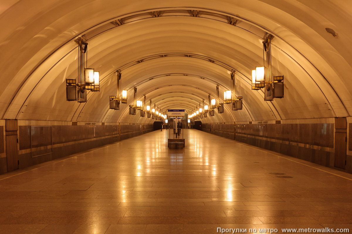 Фотография станции Лиговский проспект (Правобережная линия, Санкт-Петербург). Общий вид по оси станции от глухого торца в сторону выхода. В связи с большими изменениями в оформлении станции, далее следует подборка исторических снимков.