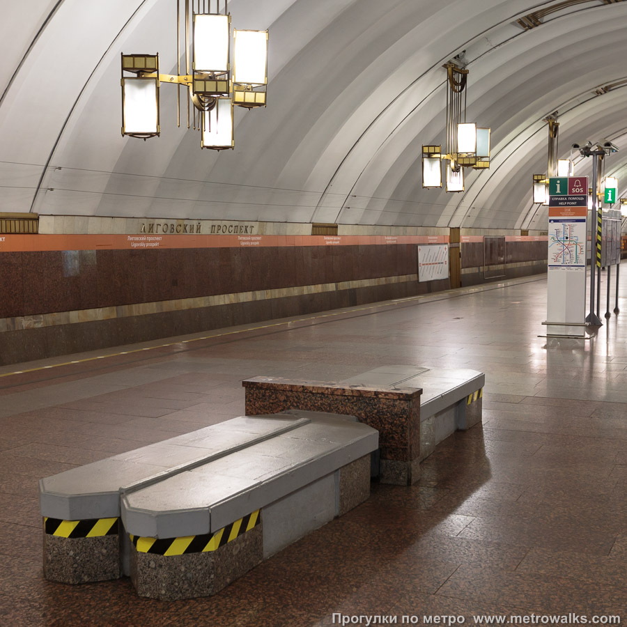 Фотография станции Лиговский проспект (Правобережная линия, Санкт-Петербург). Скамейка. Раньше скамейка была дополнена декоративными указателями, выполненными в общем стиле с декором станции, но после 2010 года они были уничтожены для единообразия.
