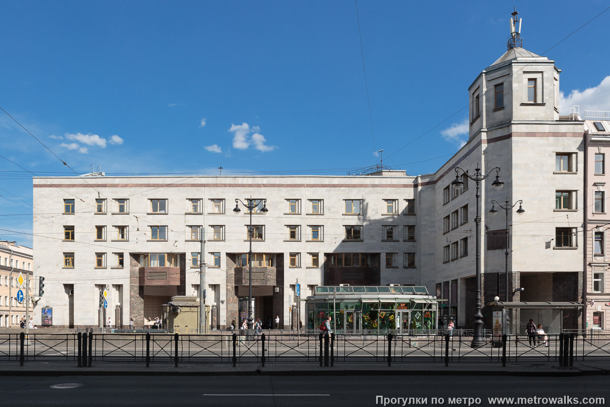 Фотография станции Лиговский проспект (Правобережная линия, Санкт-Петербург). Наземный вестибюль станции встроен в здание. Наземный вестибюль станции встроен в административное здание метрополитена.