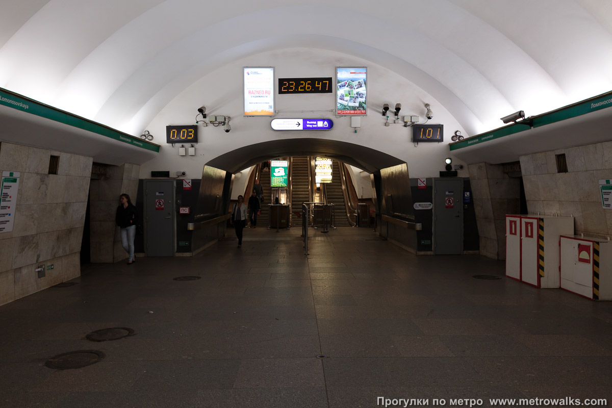 Фотография станции Ломоносовская (Невско-Василеостровская линия, Санкт-Петербург). Выход в город, эскалаторы начинаются прямо с уровня платформы.