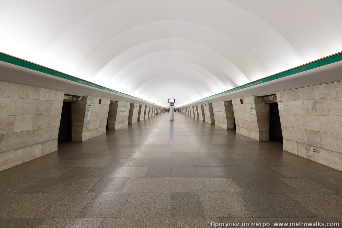 Фотография станции Ломоносовская (Невско-Василеостровская линия, Санкт-Петербург). Общий вид по оси станции от глухого торца в сторону выхода.