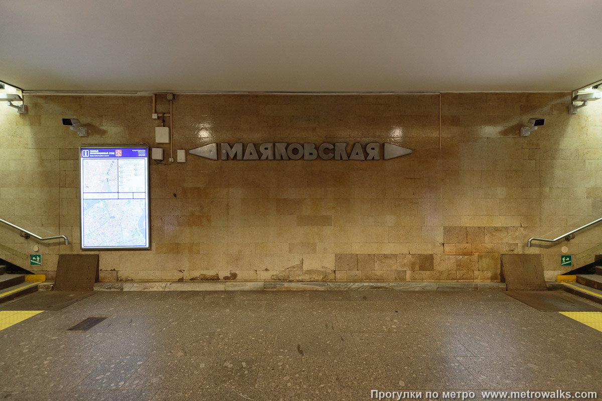 Фотография станции Маяковская (Невско-Василеостровская линия, Санкт-Петербург). Под платформой Маяковской, где начинается переход на станцию Площадь Восстания.