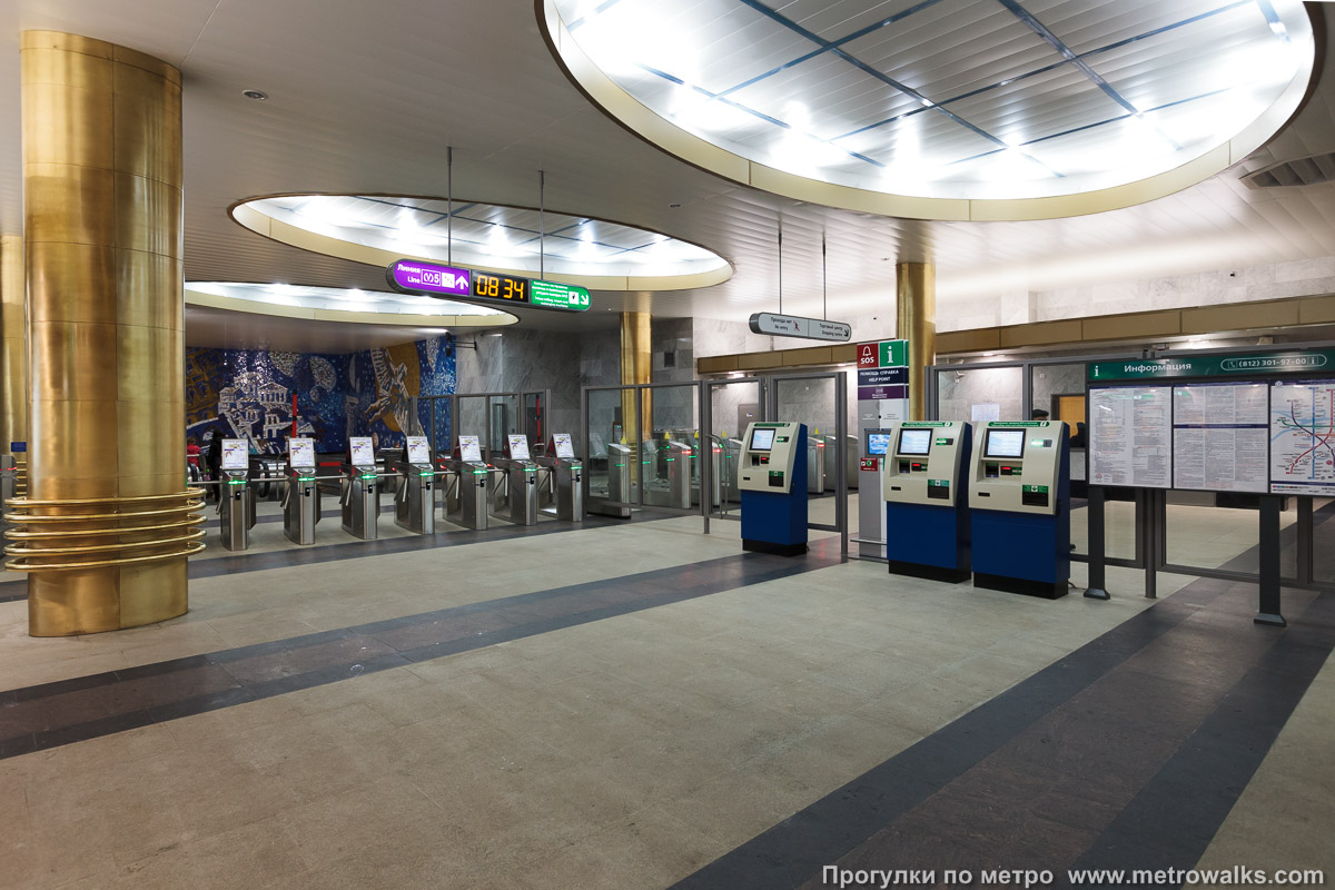 Фотография станции Международная (Фрунзенско-Приморская линия, Санкт-Петербург). Внутри вестибюля станции, общий вид.