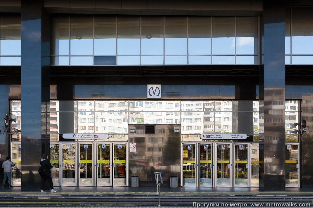 Фотография станции Международная (Фрунзенско-Приморская линия, Санкт-Петербург). Вход в наземный вестибюль крупным планом.
