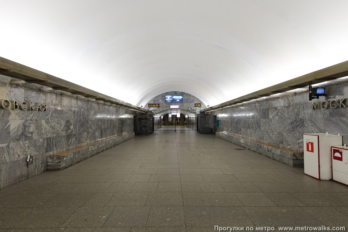 Фотография станции Московская (Московско-Петроградская линия, Санкт-Петербург). Часть станции около выхода в город. Северный выход закрывается на несколько часов раньше.
