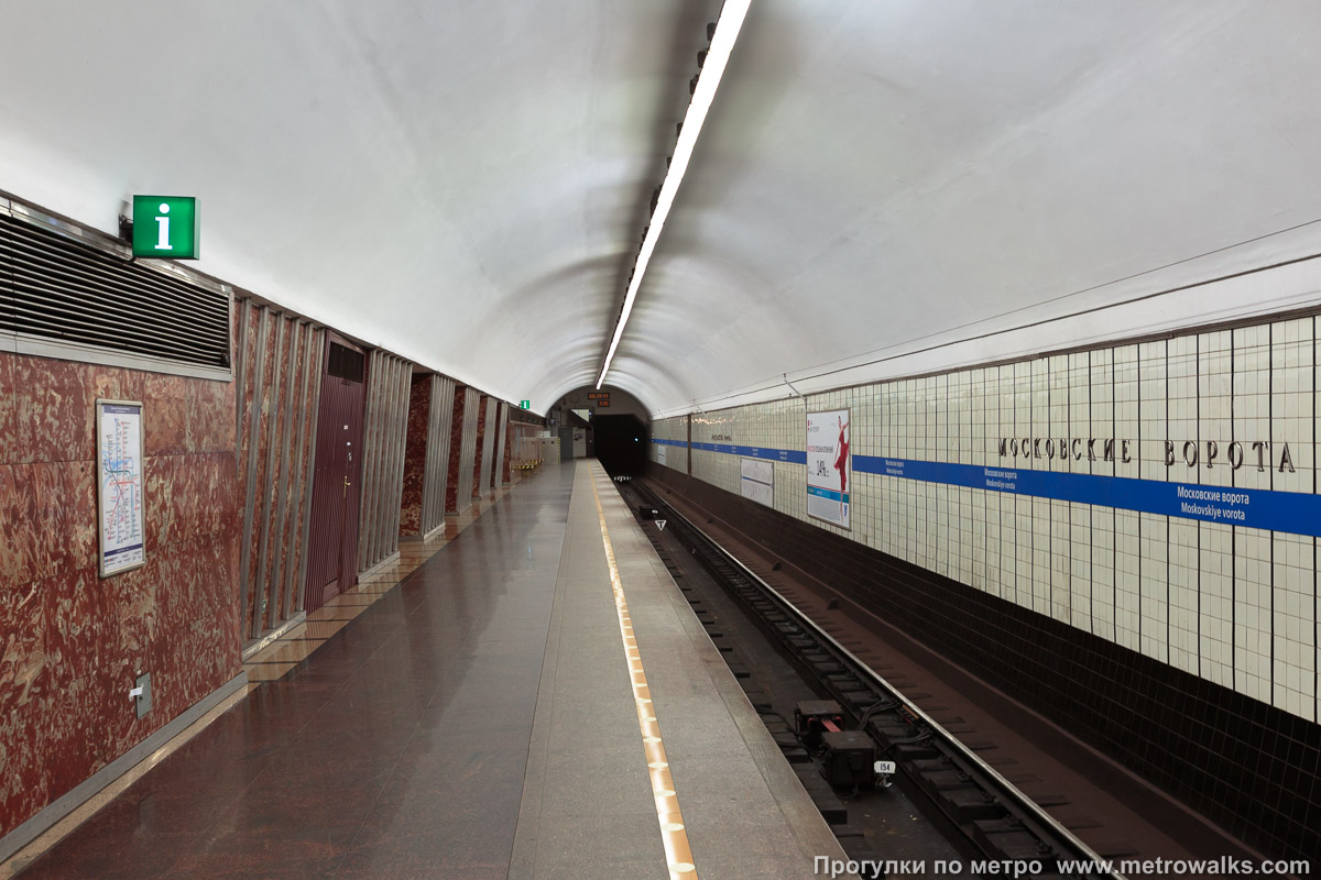 Фотография станции Московские ворота (Московско-Петроградская линия, Санкт-Петербург). Боковой зал станции и посадочная платформа, общий вид.