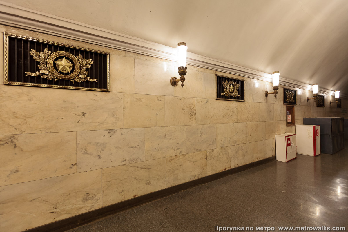 Фотография станции Нарвская (Кировско-Выборгская линия, Санкт-Петербург). Дальняя часть бокового зала станции.