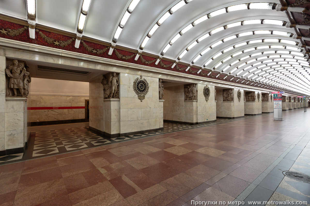 Фотография станции Нарвская (Кировско-Выборгская линия, Санкт-Петербург). Вид по диагонали.