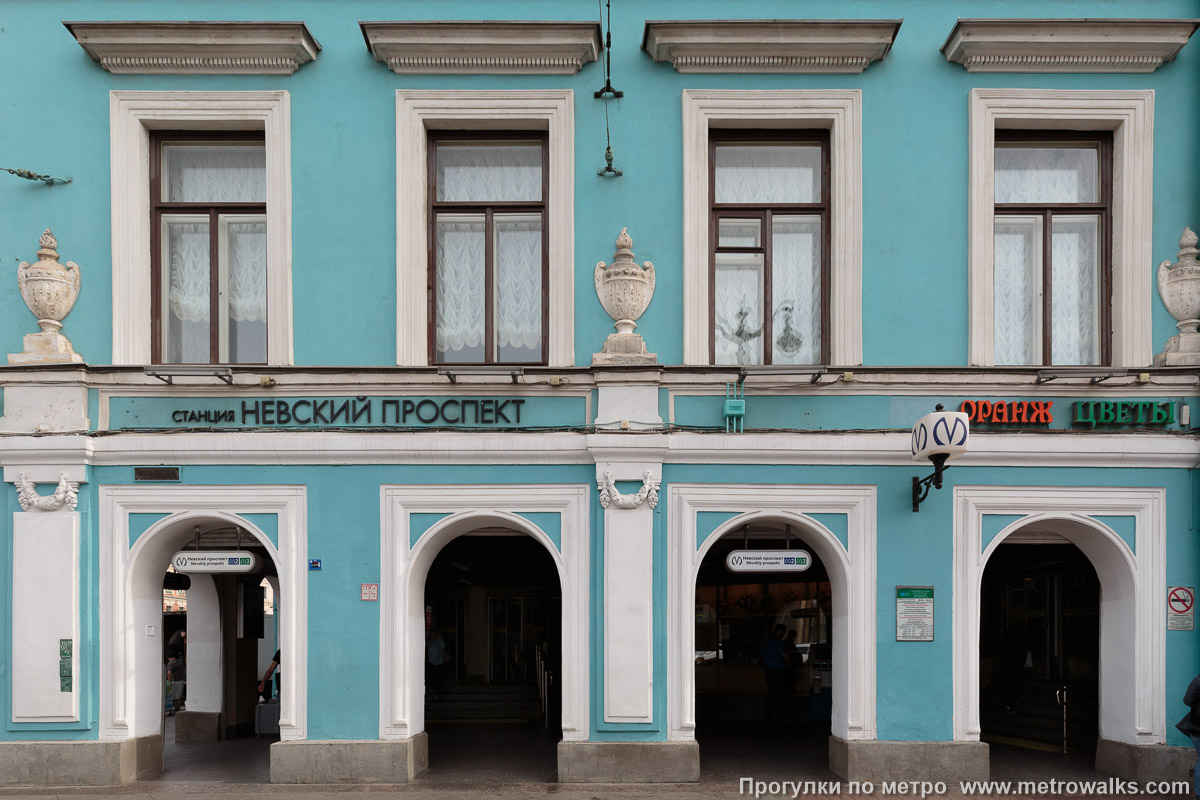 Фотография станции Невский проспект (Московско-Петроградская линия, Санкт-Петербург). Наземный вестибюль станции встроен в здание. Второй вестибюль, общий со станцией Гостиный Двор, встроен в здание.