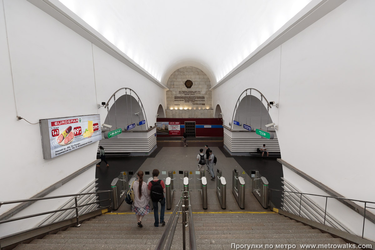 Фотография станции Невский проспект (Московско-Петроградская линия, Санкт-Петербург). Вид на станцию с лестницы перехода.