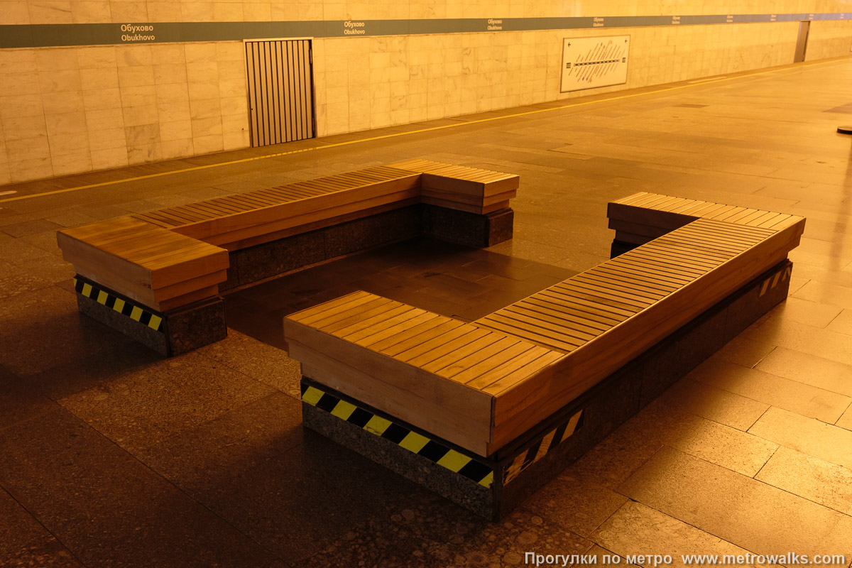 Фотография станции Обухово (Невско-Василеостровская линия, Санкт-Петербург). Скамейки странной формы на месте утраченного светильника-торшера.