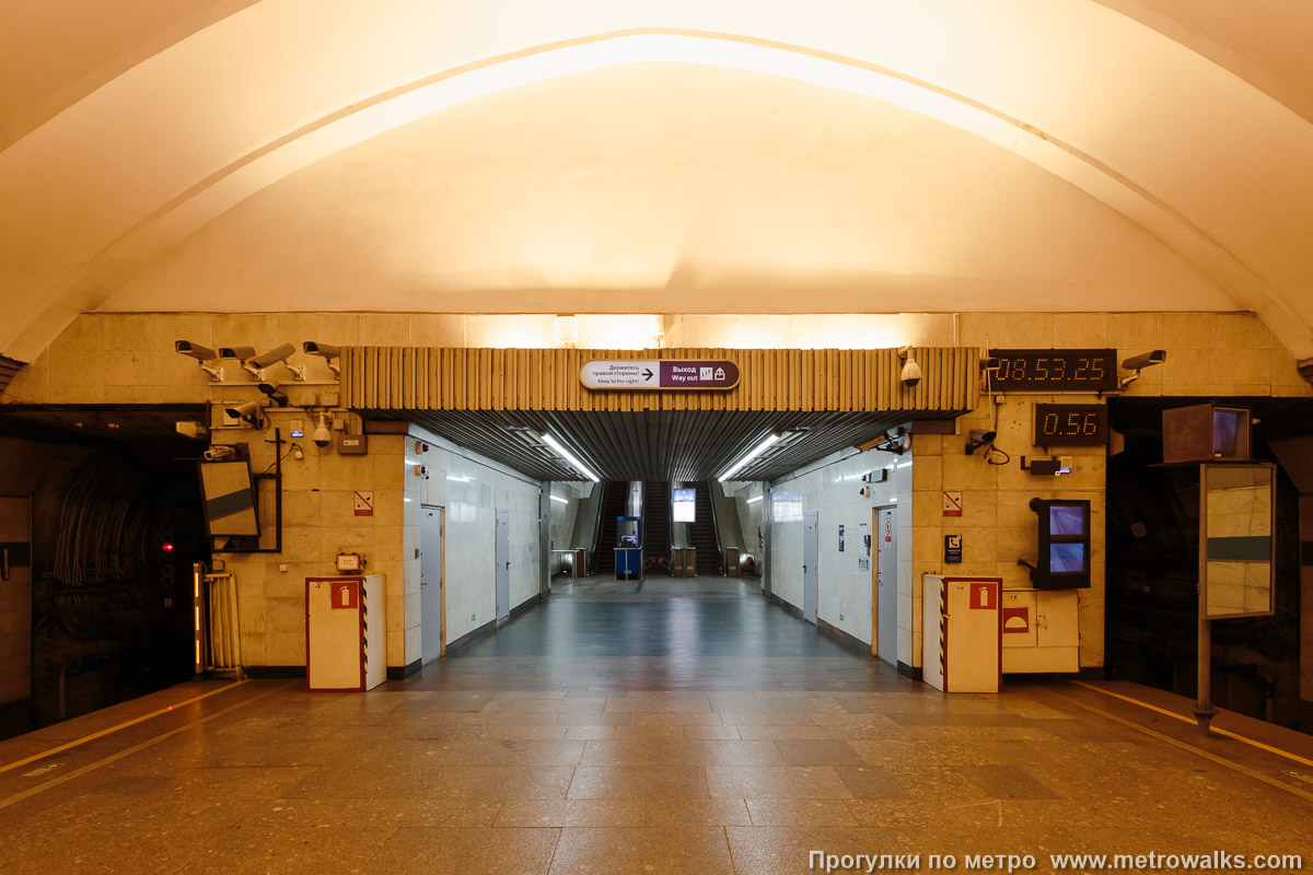 Фотография станции Обухово (Невско-Василеостровская линия, Санкт-Петербург). Выход в город, эскалаторы начинаются прямо с уровня платформы.
