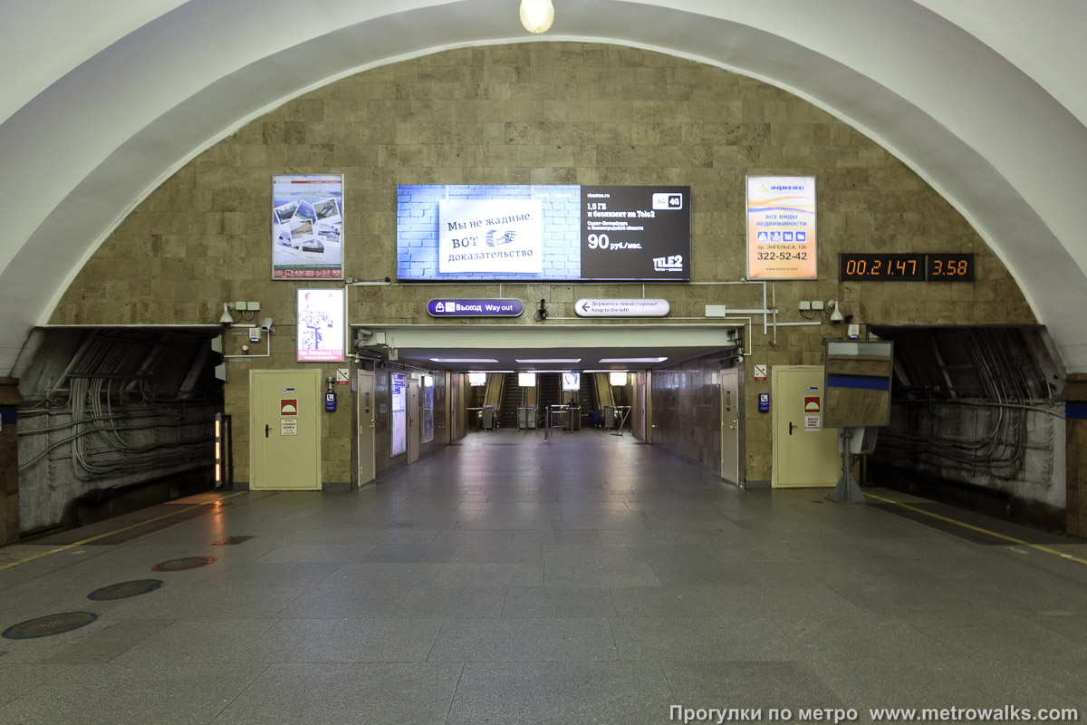 Фотография станции Озерки (Московско-Петроградская линия, Санкт-Петербург). Выход в город, эскалаторы начинаются прямо с уровня платформы.