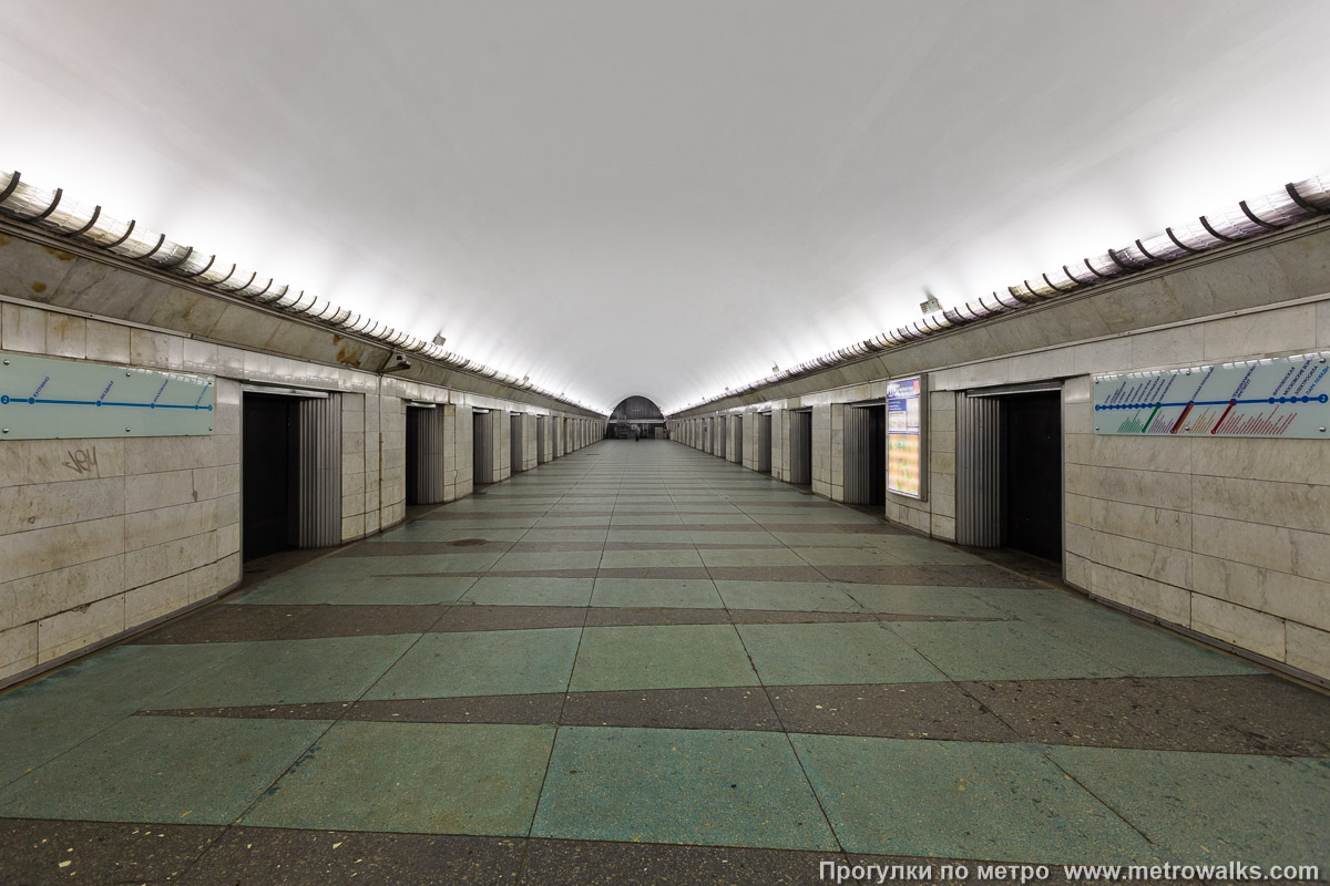 Фотография станции Парк Победы (Московско-Петроградская линия, Санкт-Петербург). Общий вид по оси станции от входа в сторону глухого торца. Старый снимок (2010), до утраты оригинального пола.