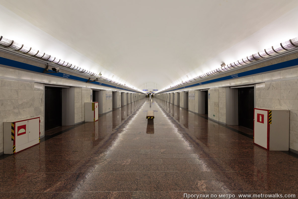 Фотография станции Парк Победы (Московско-Петроградская линия, Санкт-Петербург). Общий вид по оси станции от глухого торца в сторону выхода.