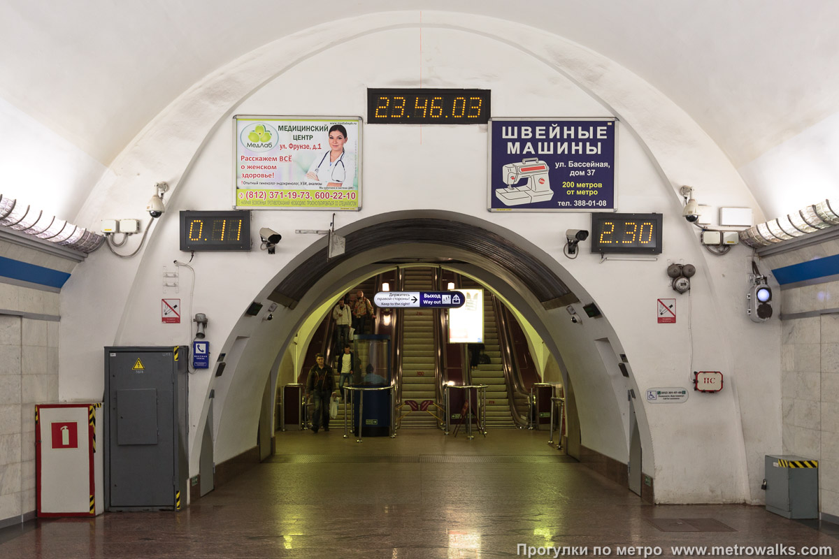 Фотография станции Парк Победы (Московско-Петроградская линия, Санкт-Петербург). Выход в город, эскалаторы начинаются прямо с уровня платформы.