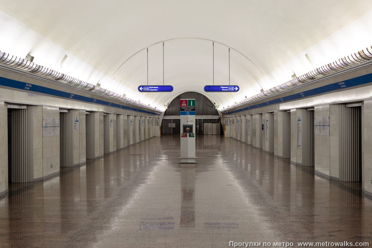 Фотография станции Парк Победы (Московско-Петроградская линия, Санкт-Петербург). Противоположная от входа часть станции.