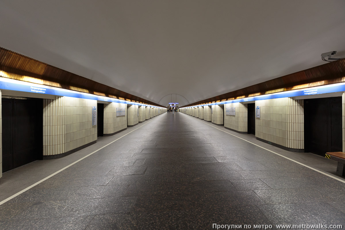 Фотография станции Петроградская (Московско-Петроградская линия, Санкт-Петербург). Общий вид по оси станции от глухого торца в сторону выхода.