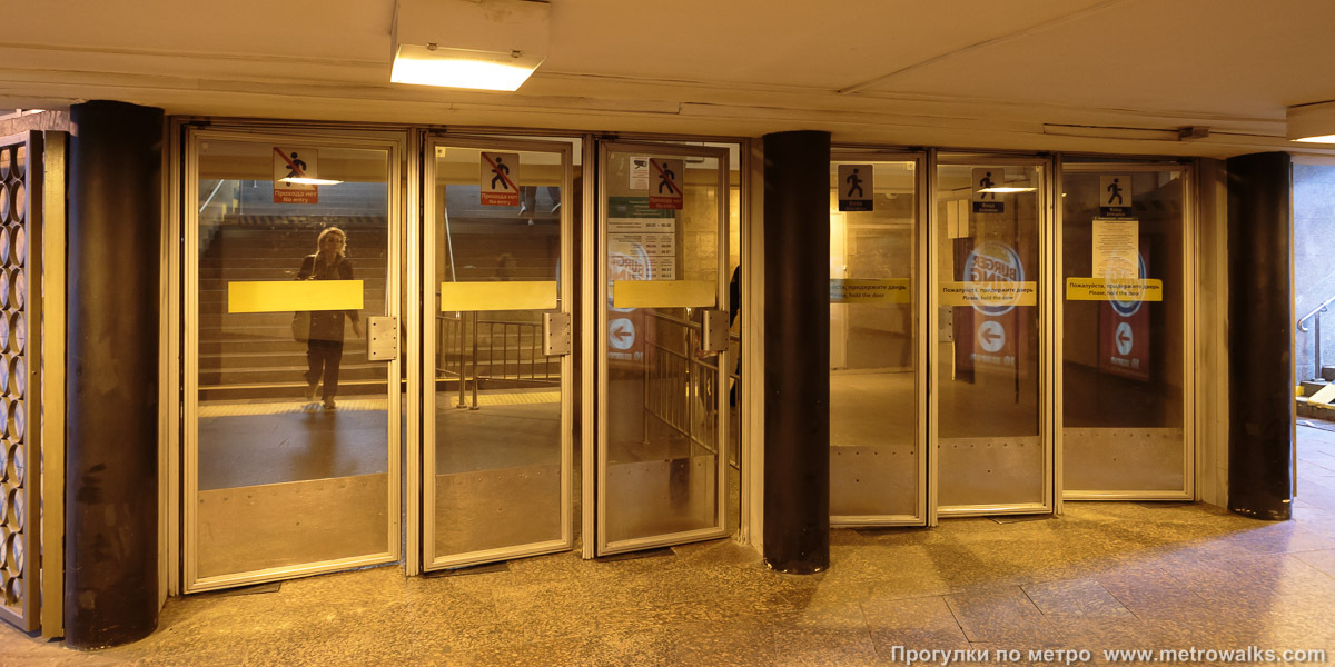 Фотография станции Петроградская (Московско-Петроградская линия, Санкт-Петербург). Вход в вестибюль станции из подземного перехода.