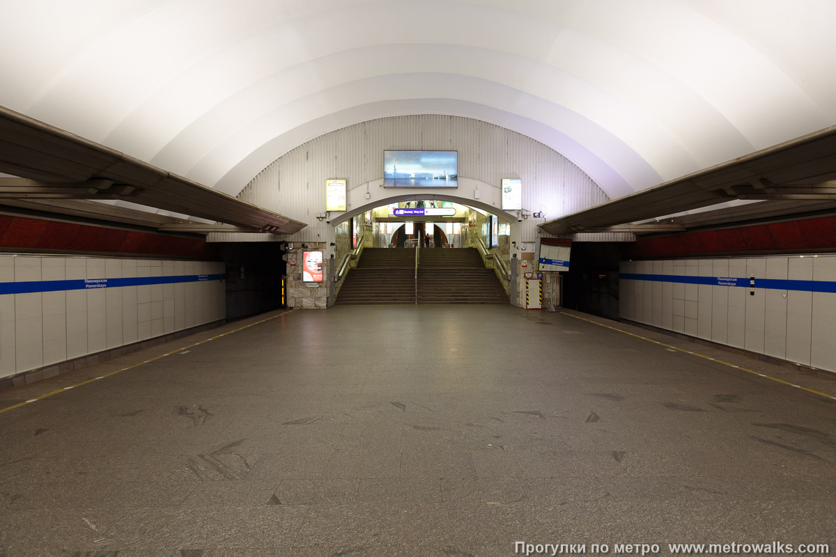 Фотография станции Пионерская (Московско-Петроградская линия, Санкт-Петербург). Часть станции около выхода в город.