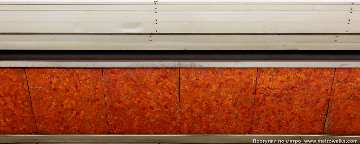 Фотография станции Пионерская (Московско-Петроградская линия, Санкт-Петербург). Декоративное оформление путевой стены крупным планом. Мозаичный фриз «Пионерский галстук».