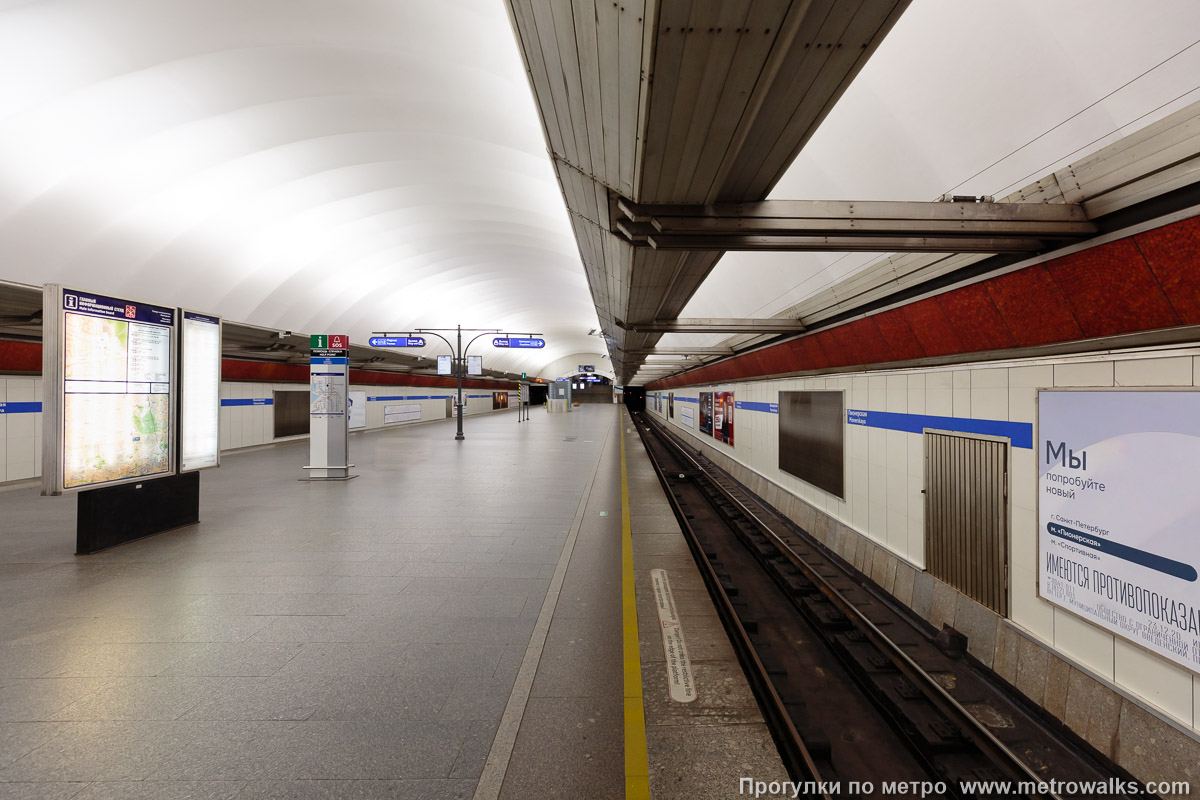 Фотография станции Пионерская (Московско-Петроградская линия, Санкт-Петербург). Край платформы, общий вид.
