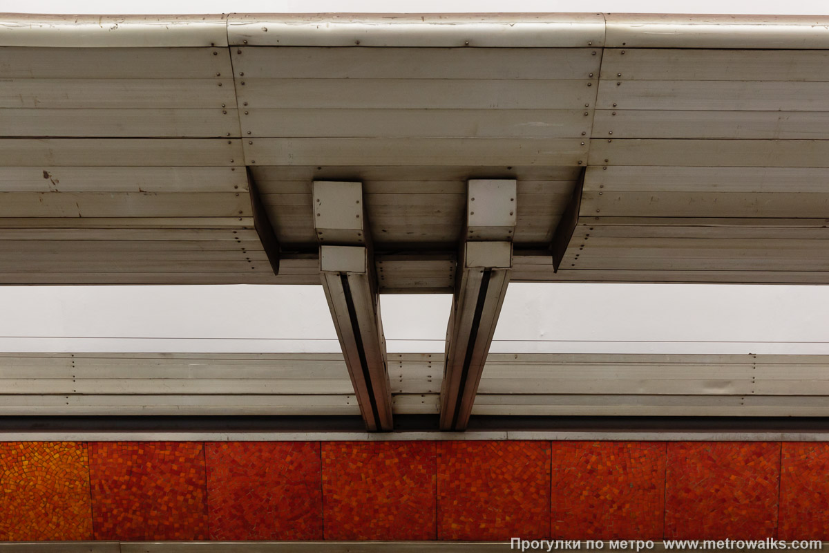 Фотография станции Пионерская (Московско-Петроградская линия, Санкт-Петербург). Консоль со скрытым закарнизным освещением.