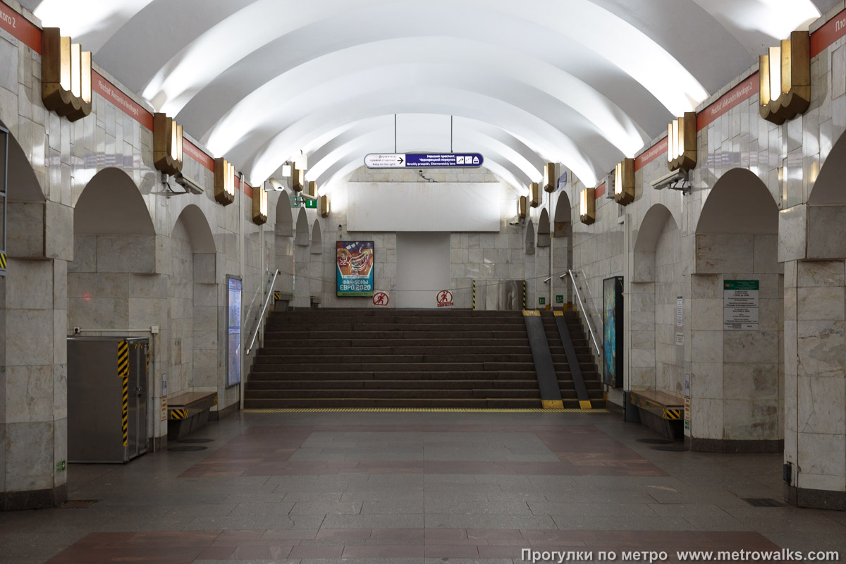Фотография станции Площадь Александра Невского (Правобережная линия, Санкт-Петербург). Выход в город, лестница из центрального зала станции в переходный коридор к эскалаторам.