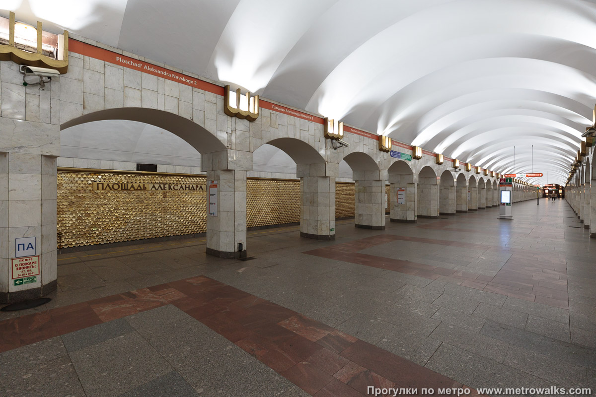 Фотография станции Площадь Александра Невского (Правобережная линия, Санкт-Петербург). Вид по диагонали.