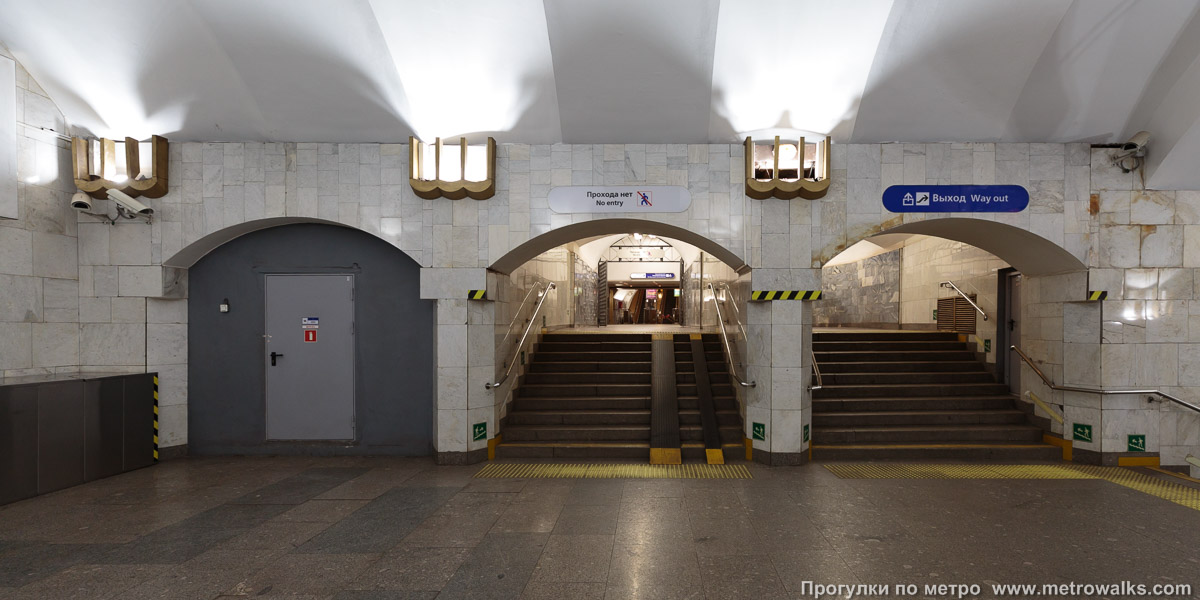 Фотография станции Площадь Александра Невского (Правобережная линия, Санкт-Петербург). Переходный коридор к эскалаторам.