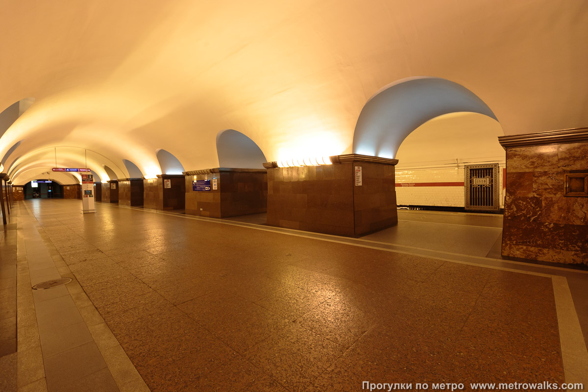 Фотография станции Площадь Ленина (Кировско-Выборгская линия, Санкт-Петербург). Вид по диагонали. Станция освещалась оранжевым натриевым светом с 2006 до 2020 года.