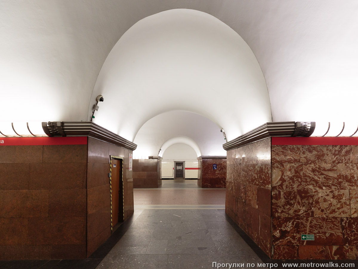 Фотография станции Площадь Ленина (Кировско-Выборгская линия, Санкт-Петербург). Сквозной вид с края платформы через два прохода между пилонами. Здесь видно, что отделка крайних пилонов отличается от центральных.