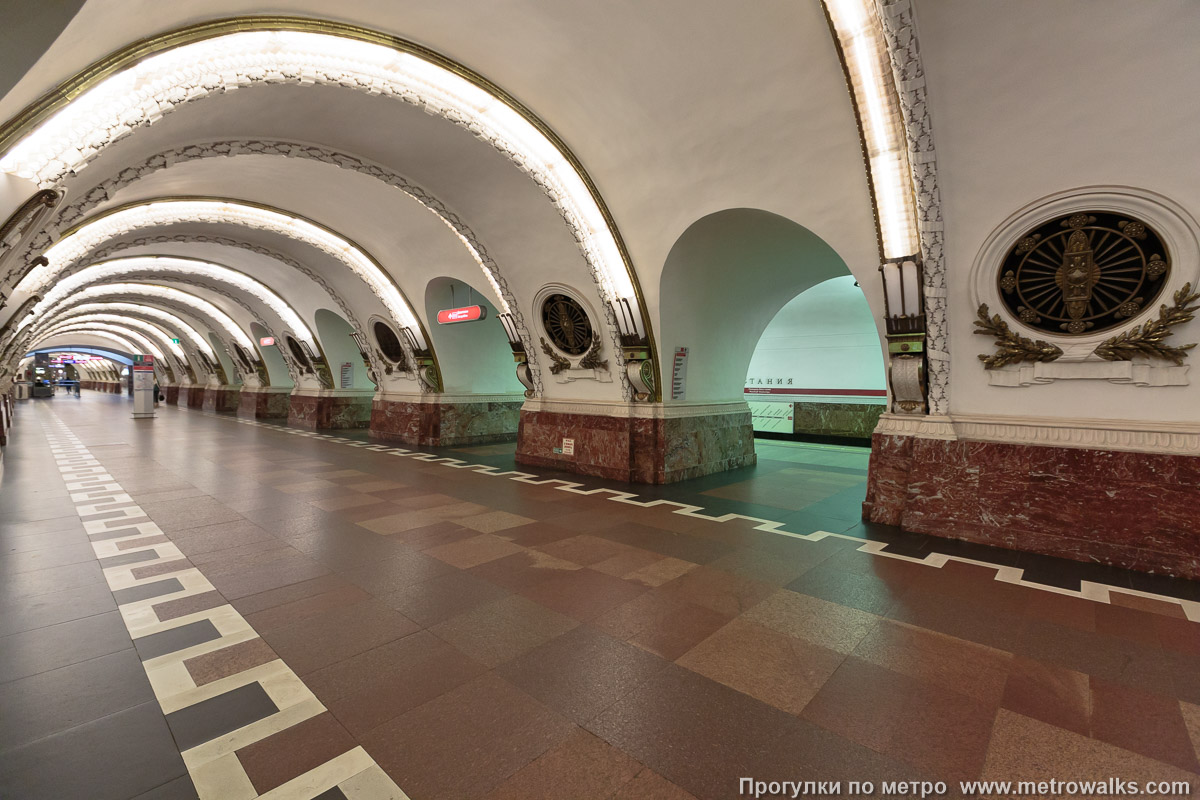 Фотография станции Площадь Восстания (Кировско-Выборгская линия, Санкт-Петербург). Вид по диагонали.