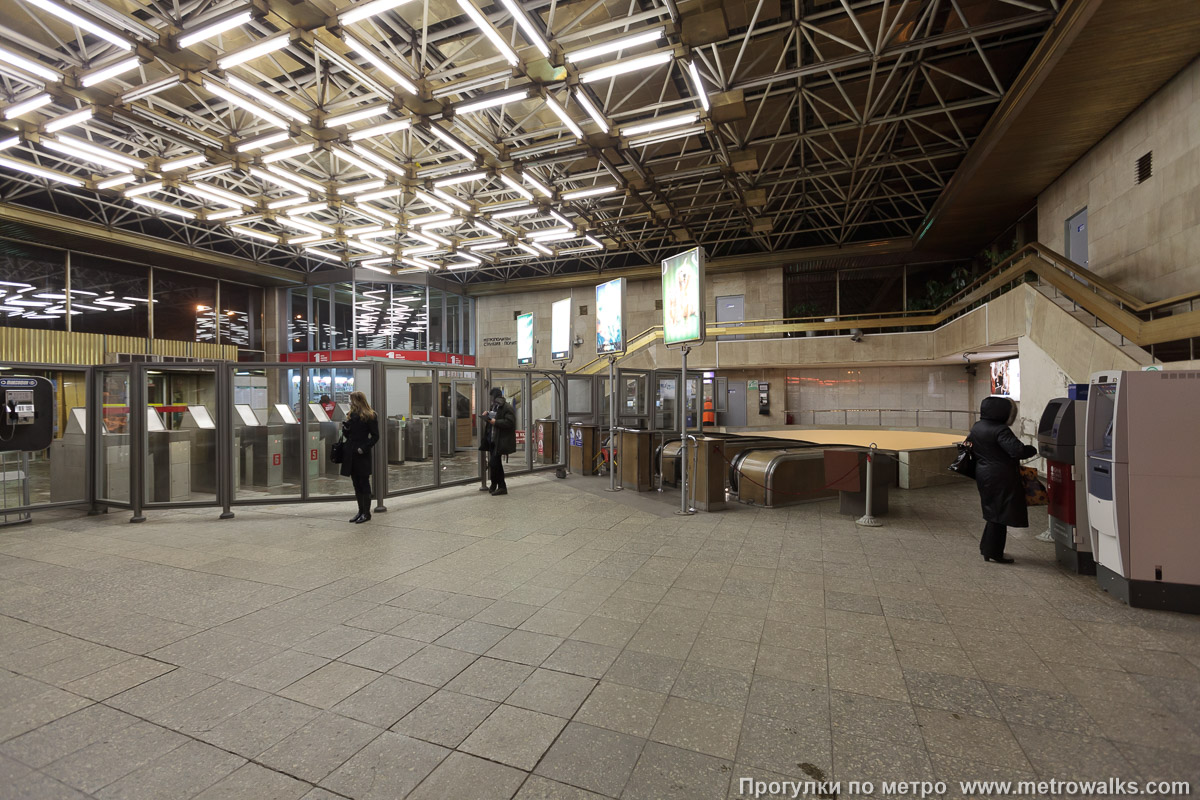Фотография станции Политехническая (Кировско-Выборгская линия, Санкт-Петербург). Эскалаторы в вестибюле.