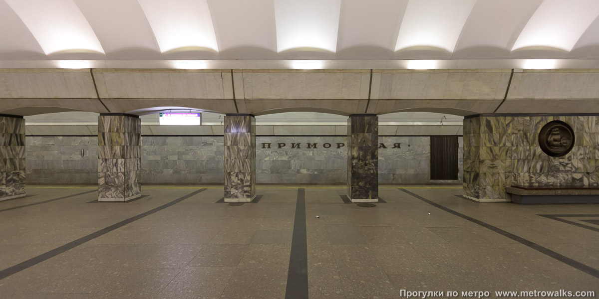 Фотография станции Приморская (Невско-Василеостровская линия, Санкт-Петербург). Поперечный вид, проходы между колоннами из центрального зала на платформу.