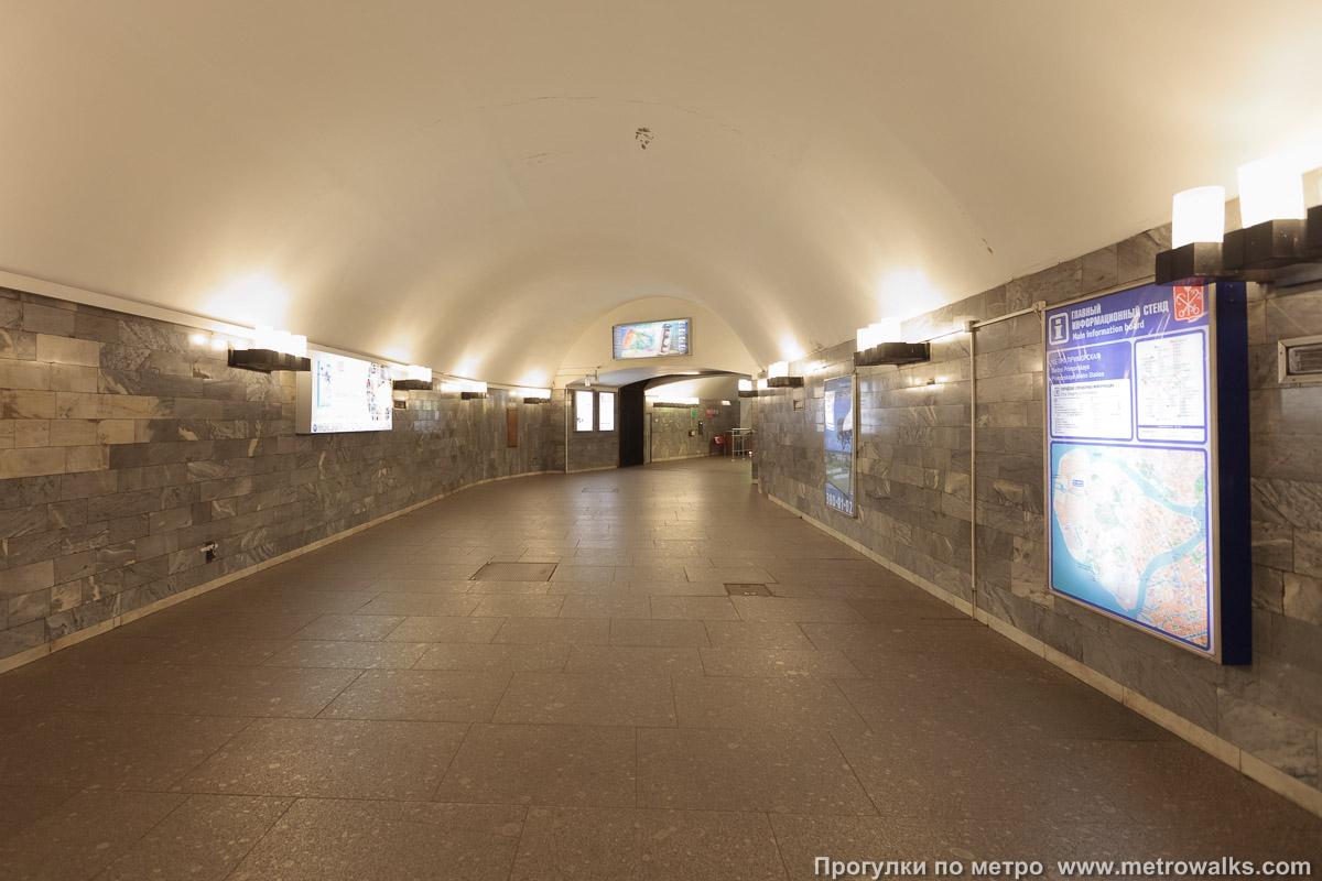 Фотография станции Приморская (Невско-Василеостровская линия, Санкт-Петербург). Переходный коридор к эскалаторам.