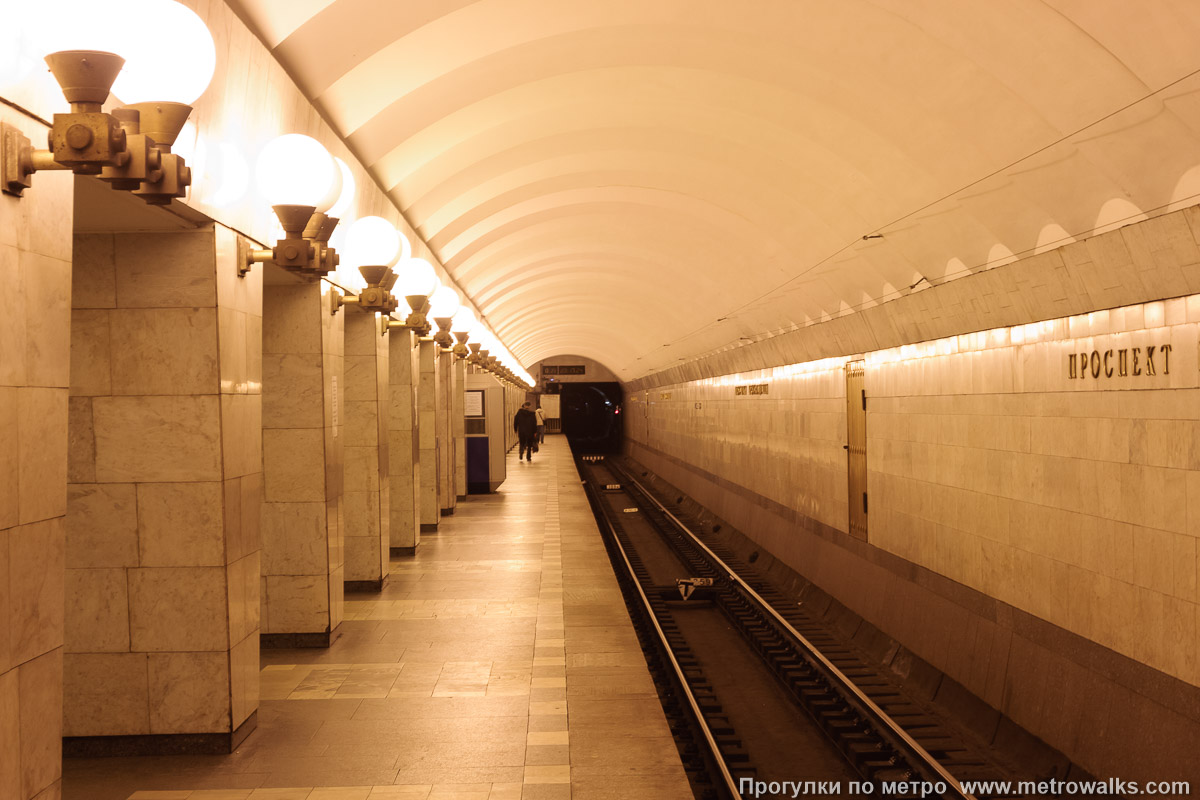 Фотография станции Проспект Просвещения (Московско-Петроградская линия, Санкт-Петербург). Боковой зал станции и посадочная платформа, общий вид. Старая фотография, до наклеивания синей полосы на стену.