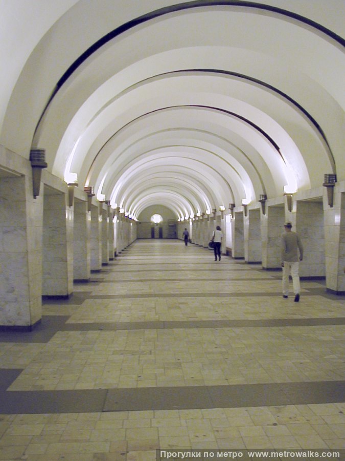 Фотография станции Проспект Просвещения (Московско-Петроградская линия, Санкт-Петербург). Центральный зал станции, вид вдоль от входа в сторону глухого торца. Фотография станции Проспект Просвещения (Московско-Петроградская линия, Санкт-Петербург). Центральный зал станции, вид вдоль от входа в сторону глухого торца.