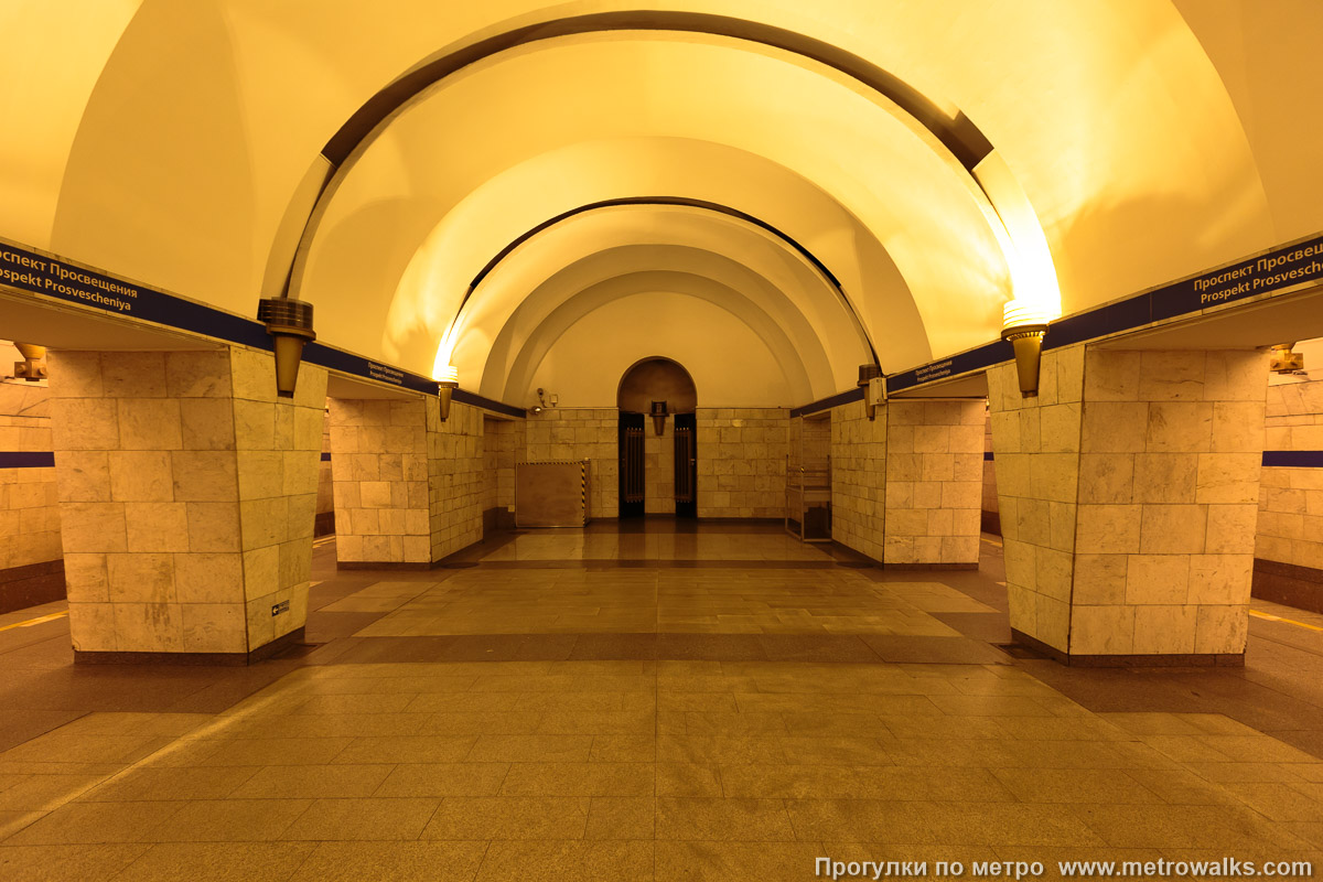 Петроградская метро. Станция метро проспект Просвещения. Станция метро Петроградская Санкт-Петербург. Метро проспект Просвещения Санкт-Петербург. Московско-Петроградская линия станция проспект Просвещения.