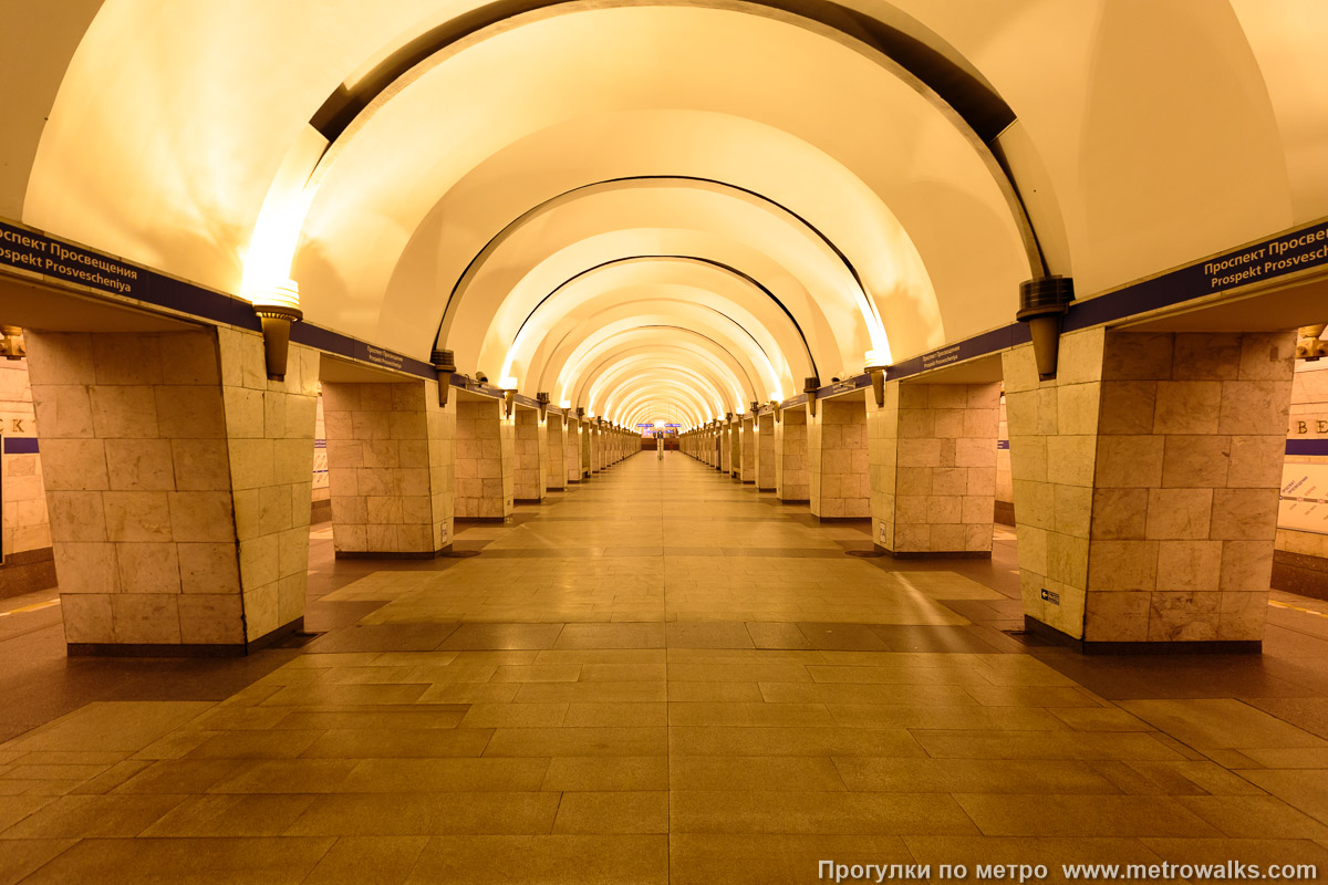 Фотография станции Проспект Просвещения (Московско-Петроградская линия, Санкт-Петербург). Центральный зал станции, вид вдоль от глухого торца в сторону выхода.