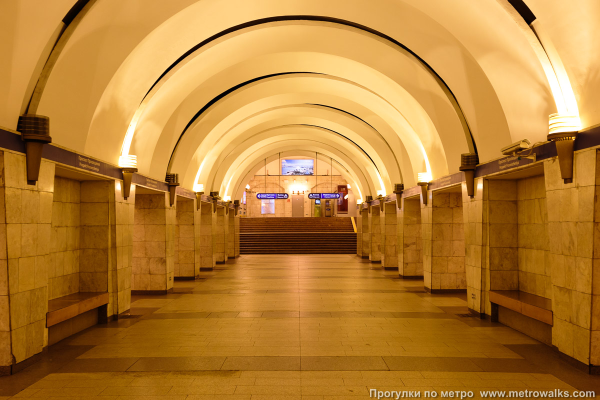 Фотография станции Проспект Просвещения (Московско-Петроградская линия, Санкт-Петербург). Часть станции около выхода в город.