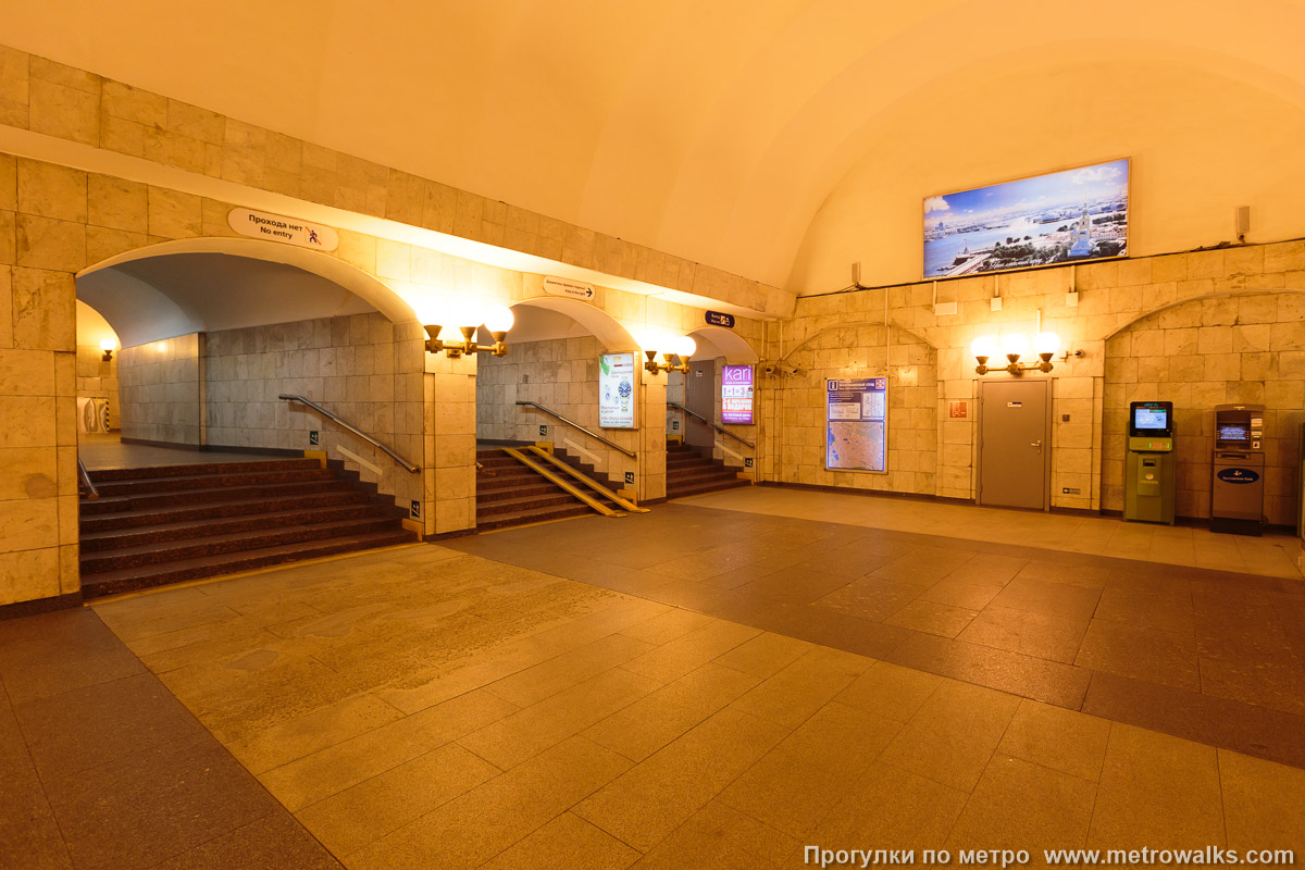 Фотография станции Проспект Просвещения (Московско-Петроградская линия, Санкт-Петербург). Выход в город, лестница из центрального зала станции в переходный коридор к эскалаторам. Второй пролёт.