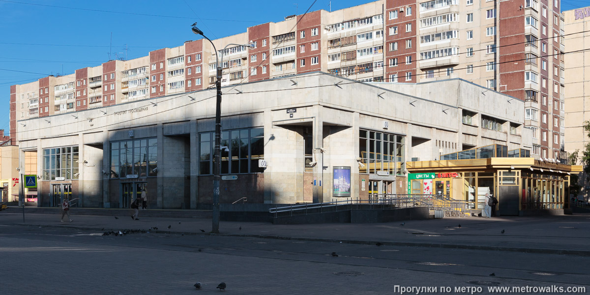 Фотография станции Проспект Просвещения (Московско-Петроградская линия, Санкт-Петербург). Наземный вестибюль станции.