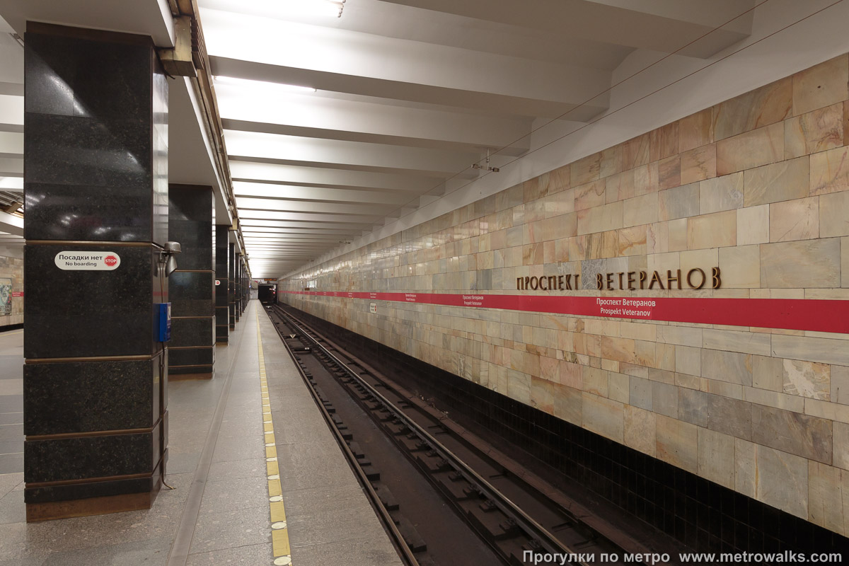 Фотография станции Проспект Ветеранов (Кировско-Выборгская линия, Санкт-Петербург). Боковой зал станции и посадочная платформа, общий вид.