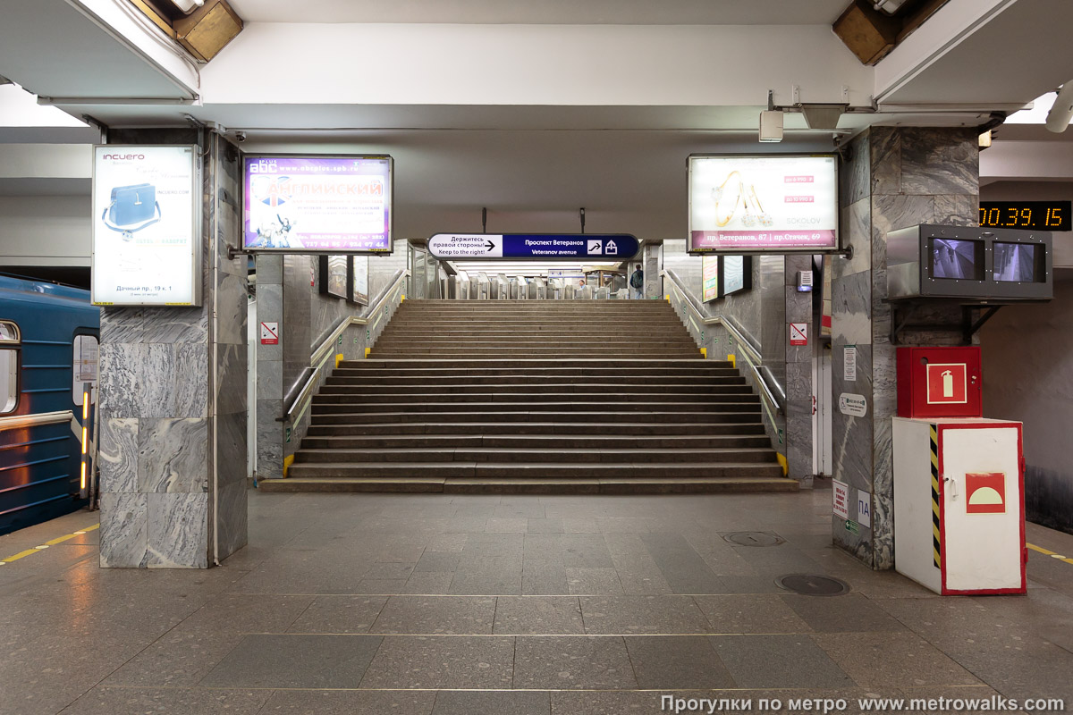 Фотография станции Проспект Ветеранов (Кировско-Выборгская линия, Санкт-Петербург). Выход в город осуществляется по лестнице. Южный выход считается основным.