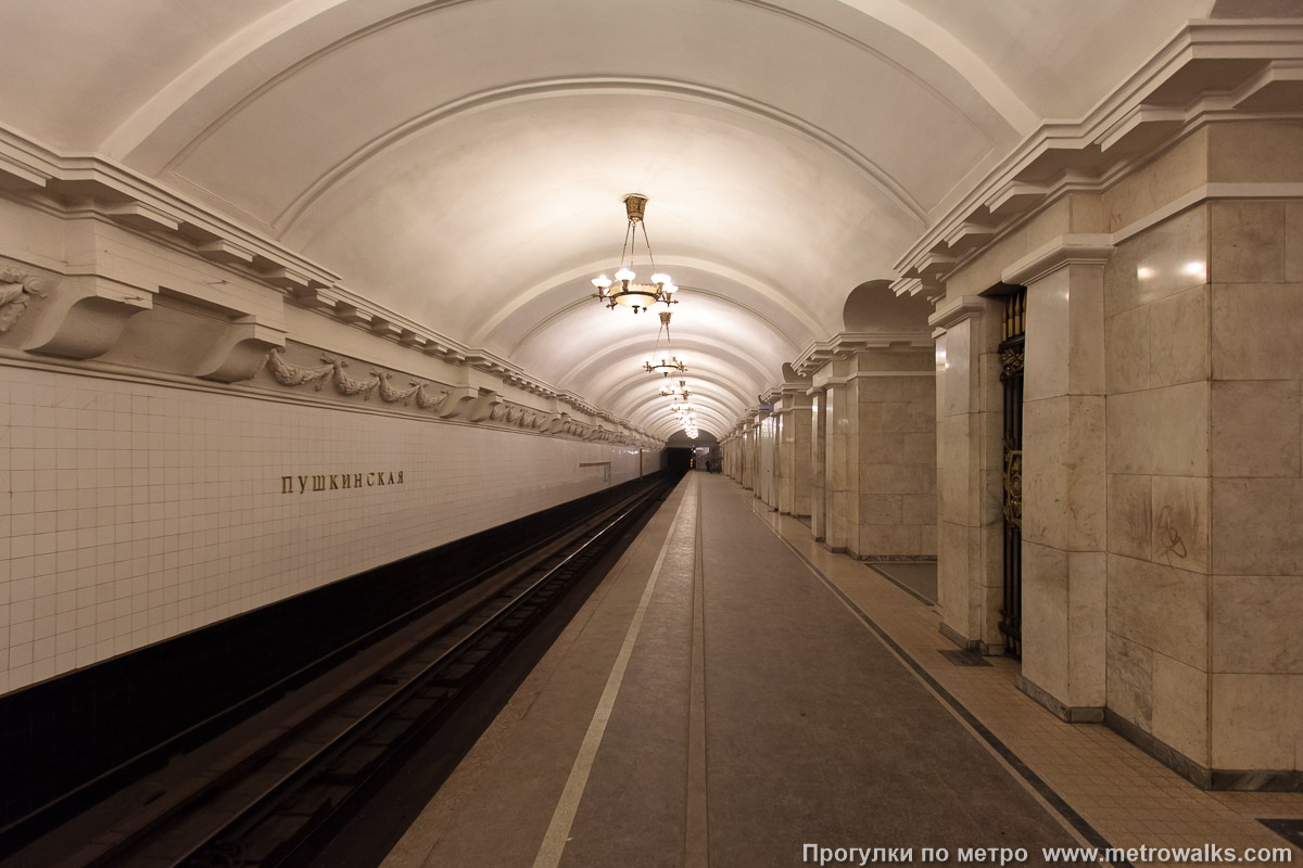 Фотография станции Пушкинская (Кировско-Выборгская линия, Санкт-Петербург). Боковой зал станции и посадочная платформа, общий вид. Старая фотография, до наклеивания красной полосы на стену.